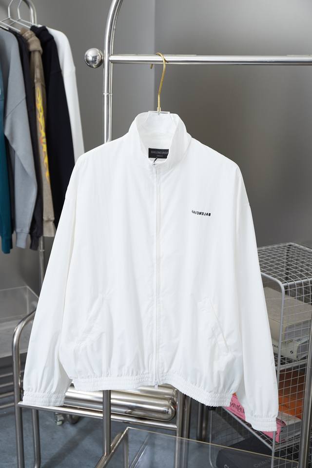 Balenciaga Blcg logo embroidered jacket A must-have for everyday commuting for m