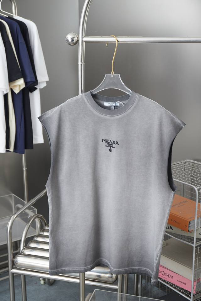 Pra25Ss Spring/Summer new vest DDD. A minimalist, luxurious waistcoat for sport
