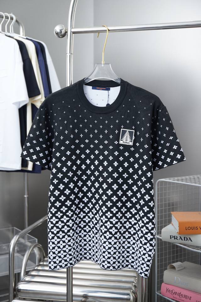 Lv Louis 25Ss new cotton T-shirt features an intricate jacquard knit with a grad