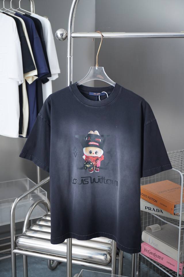 Lv Louis* Laboob Limited Edition 25Ss Early Spring New Laboob Printed Short Slee