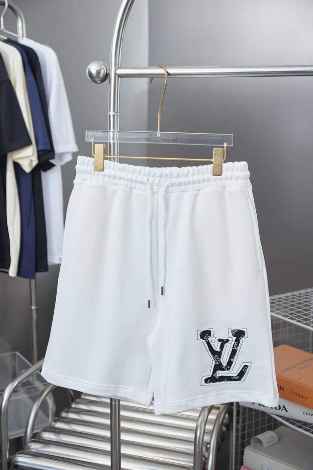 High-quality Lv 2025 Spring and Summer casual shorts, sold simultaneously on th
