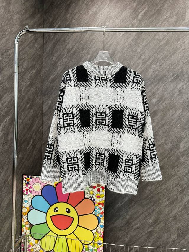 Style number Y35 Givenchy mohair black and white splicing logo knitted sweater