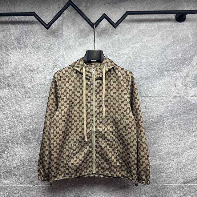 Gucci's 2025 new Gg logo all-over hooded couple's jacket. Made of custom polyest