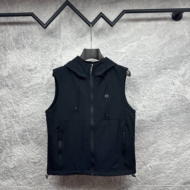 Kolon's 2025 new laminated logo couple's hooded vest DDD. Made of polyester fibe