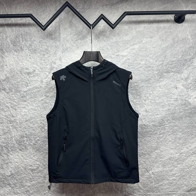 Descente's 2025 new laminated logo couple's hooded vest Made of polyester fiber