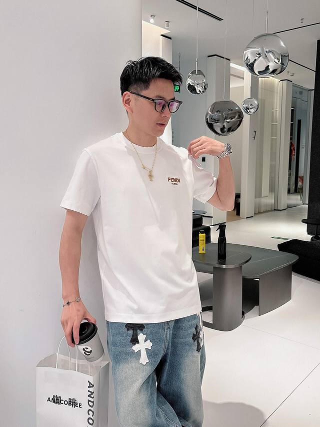 Fendi's 2025 Spring/Summer new release, the latest short-sleeved crewneck T-shir