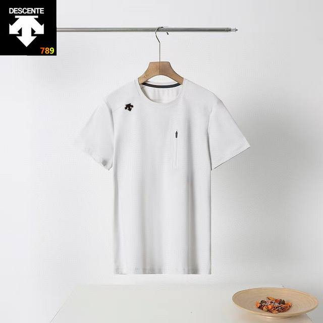 Descente Rubberized 3D Logo American-Style Solid Color Crewneck Quick-Drying T-s