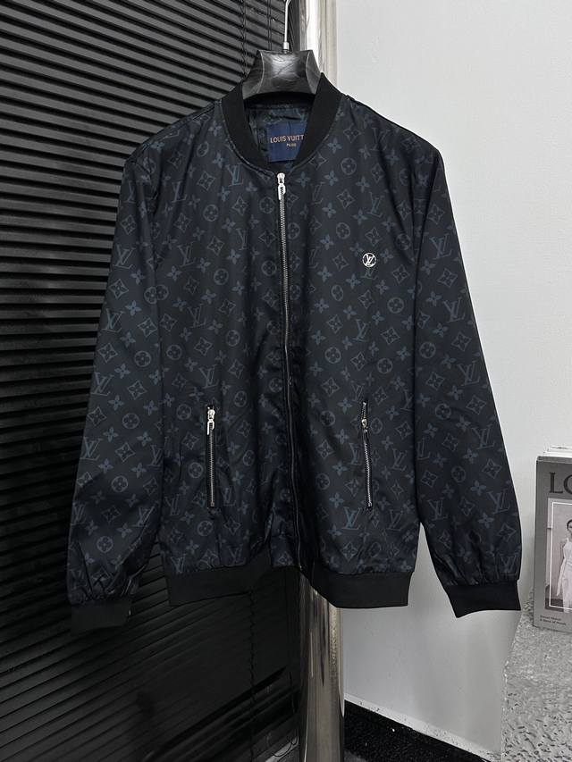 Louis Vuitto* 2025 new Louis Vuitto logo printed baseball collar jacket for coup