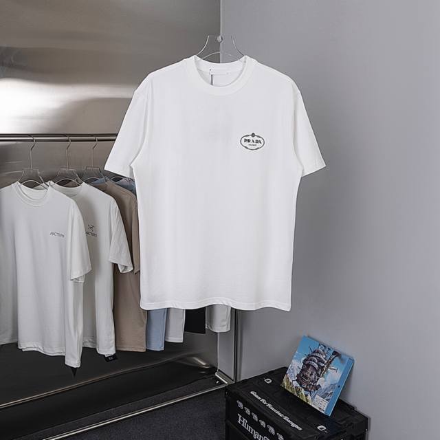 Gift box Style: Y32-2 Sizes Xs-SML Available in black and white, with a unique c