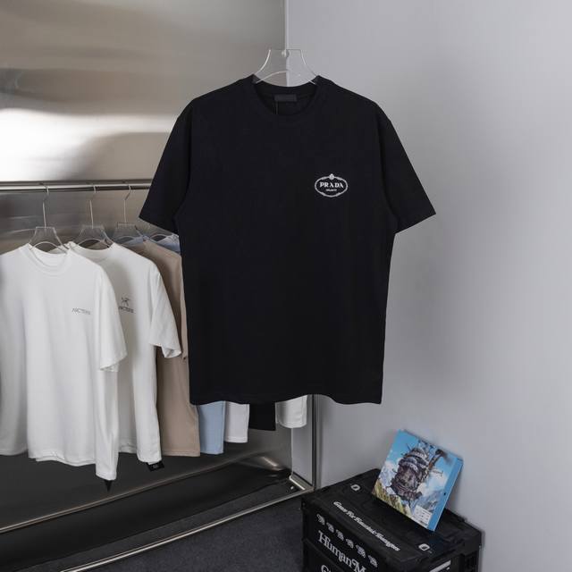 Gift box Style: Y32-1 Sizes Xs-SML Available in black and white, with a unique