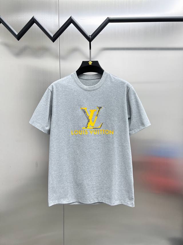 Louis Vuitton's latest short-sleeved crew neck T-shirt, launched in the Louis V