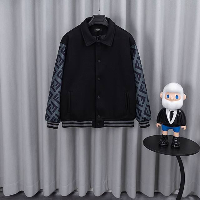 Fendi's 25Ss baseball jacket is a runway style. Its moderate thickness and high-