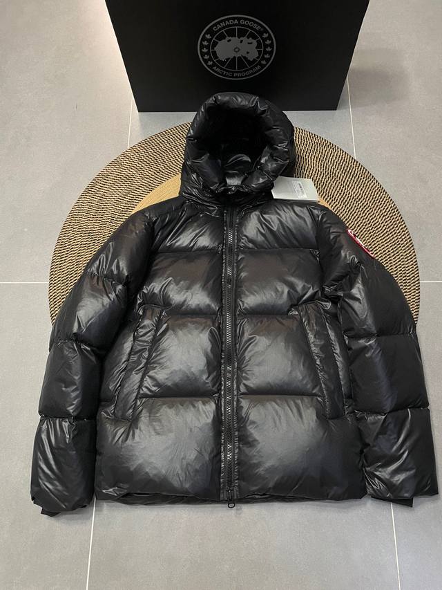 Black and red label Premium edition Canada Goose Limited Edition Crofton Puff Do