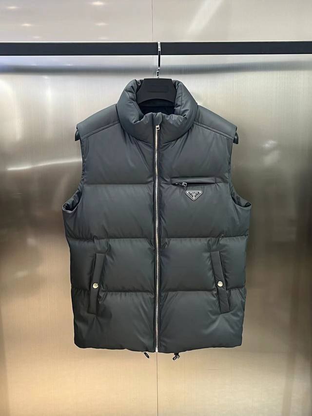 Prada white goose down vest, a top-tier bargain, DDD. This year's most expensive