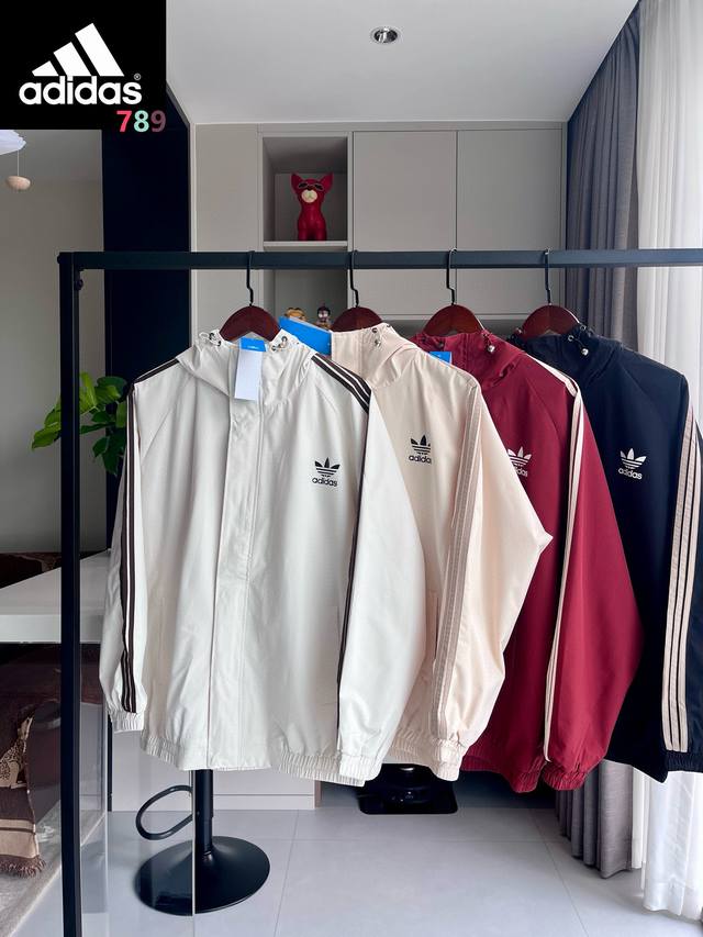 Four-color clover hooded jacket Adidas three-bar four-color hooded jacket, clas