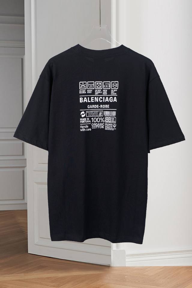 Balenc#Aga Paris' new eco-friendly logo-emblazoned logo shirt with logo on the b