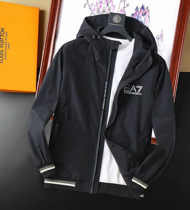 Armani's new casual and fashionable jacket for Spring 2025 is a hit. This ultra