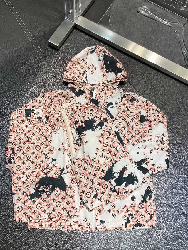 set. Exclusively available for Louis Vuitton's new spring/summer collection, th