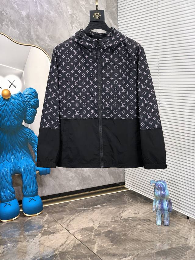 Lv. New arrival for Spring 2025. A stylish, technically waterproof and windproof
