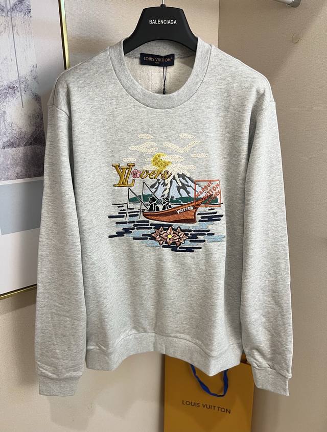 Sizes: S, M, XL. Unisex. 1V Louis House. This cotton sports sweatshirt referenc