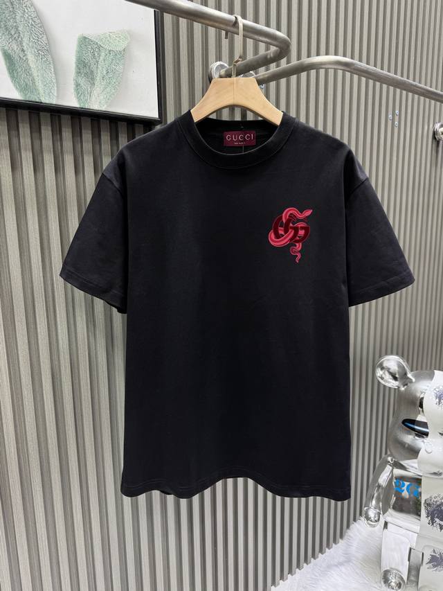 Guccl Gucci Gucc* trendy brand 25S new round neck T-shirt, special for the Year