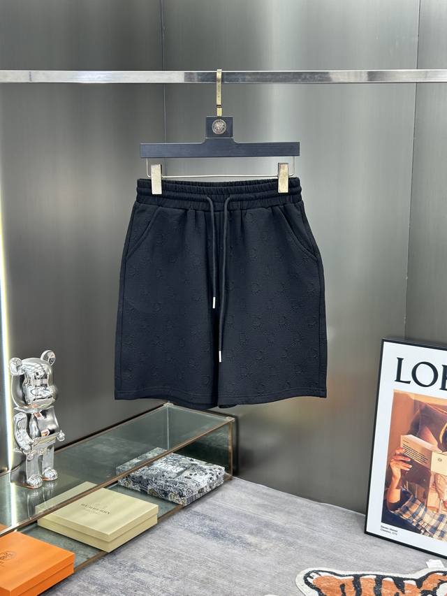 Jinc Dior mainly promotes the new jacquard knitted shorts for spring and summer