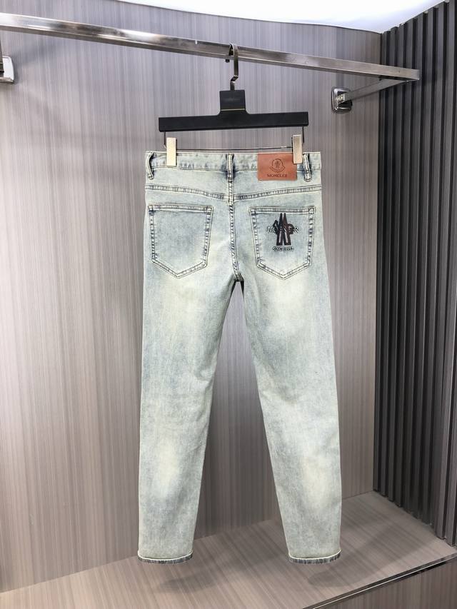 Bai Moncler's latest men's jeans for Spring/Summer 2025! Made from heavy-duty wa