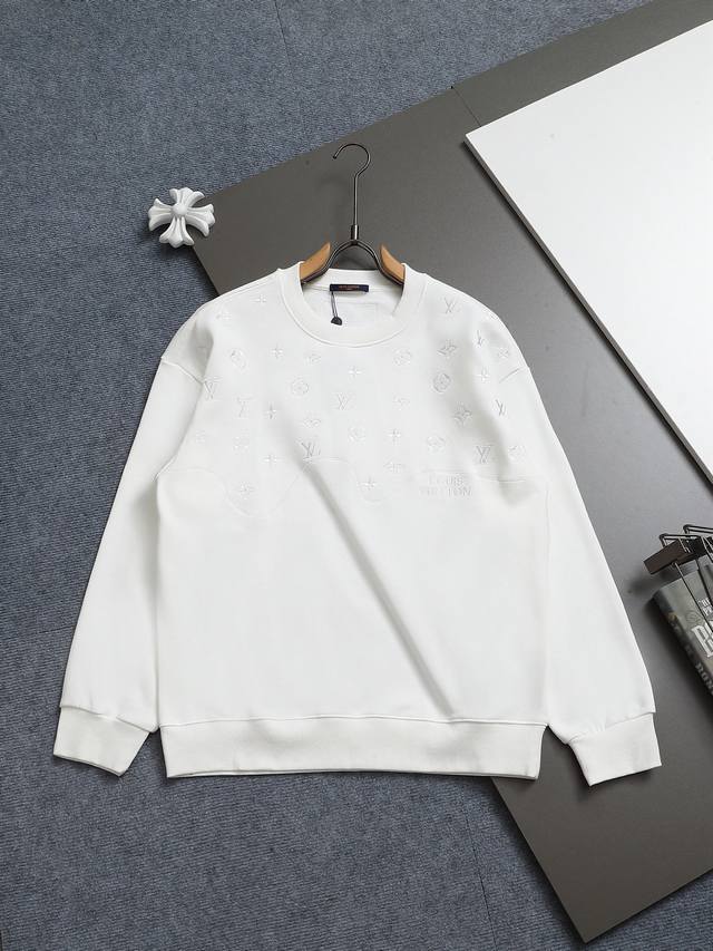Louis Vuitton's classic solid-color embroidery craftsmanship. The logo has been