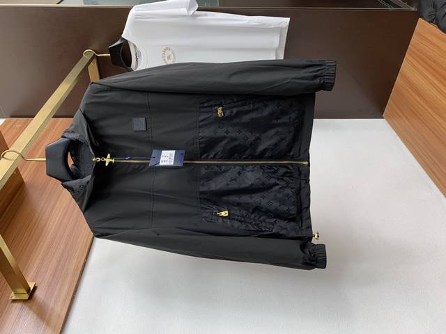 Lv Louis Vuitton's Autumn/Winter 2025 new collection, manufactured by the offici