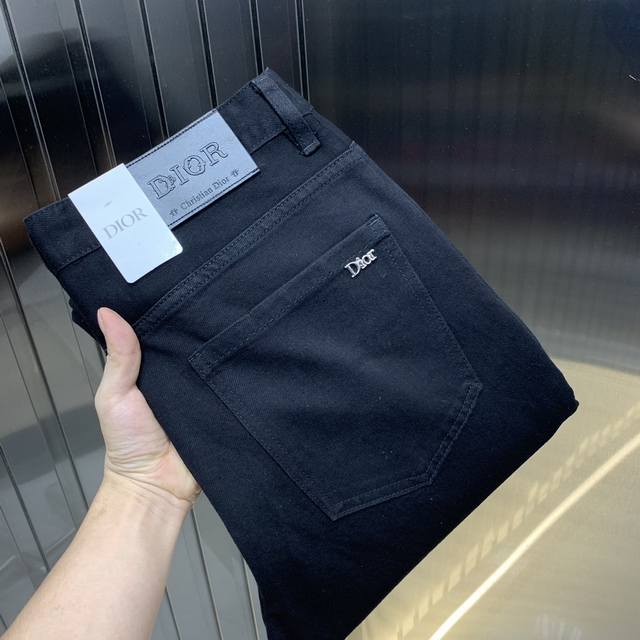 Dio's 2025 new men's jeans feature stretchy fabric. Exclusively available on the