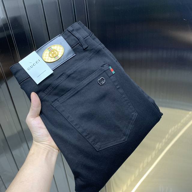 Gucc's 2025 new men's jeans feature stretchy fabric. Exclusively available on ou