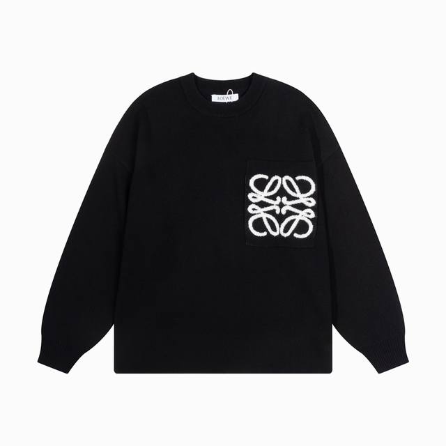 Loewe pocket letter logo embroidery DDD. Made from custom-dyed cotton yarn conta