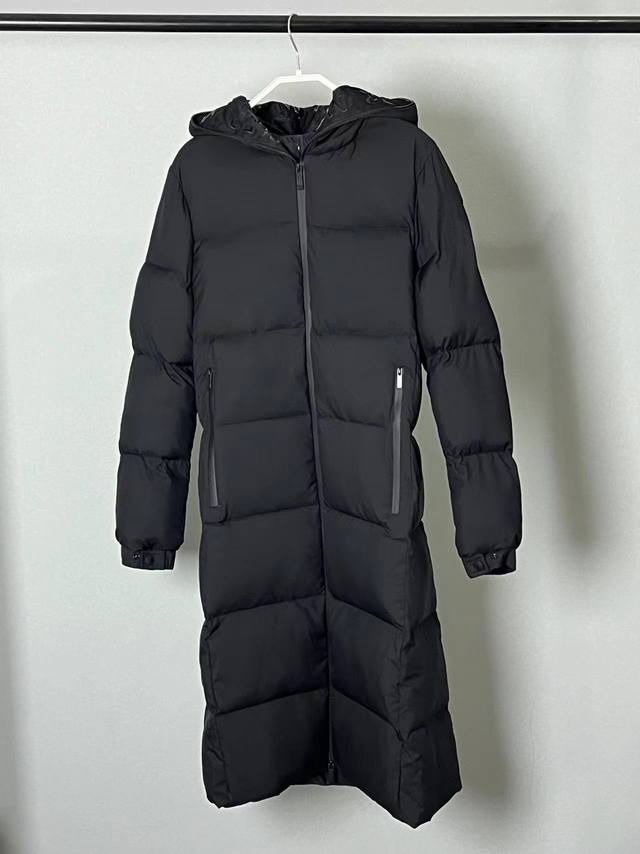 The new Monclerarredoun women's hooded long down jacket is fashionable and dynam