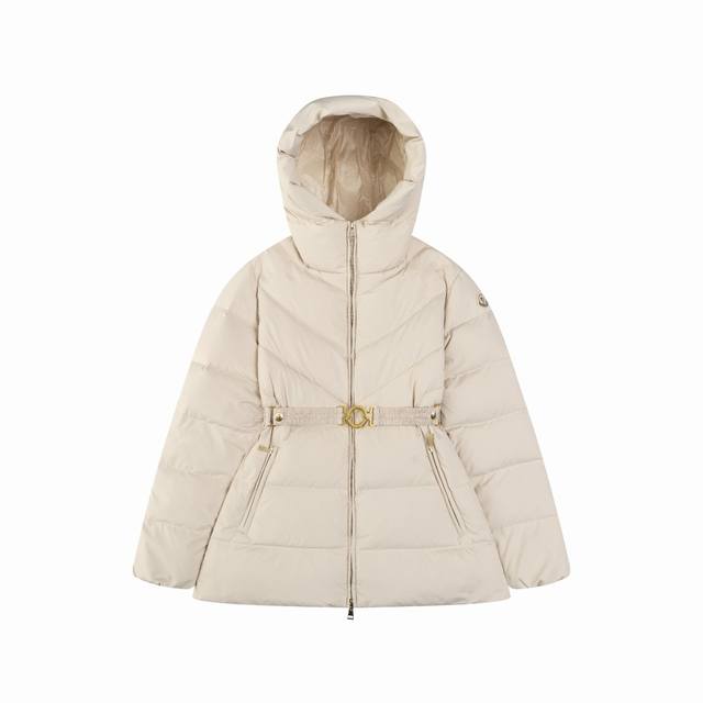 White background, top-of-the-line version DDD. Moncler's new arrival: a hooded b