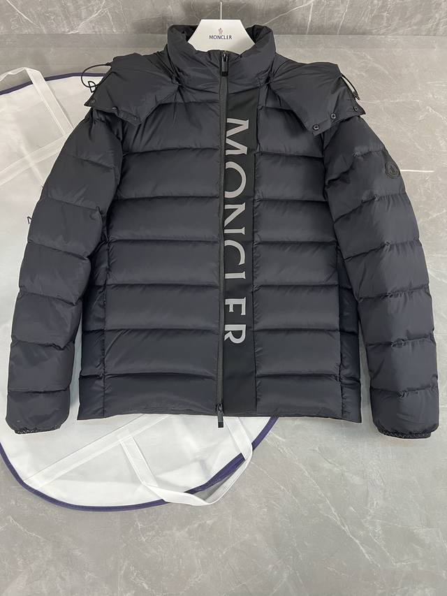The silver stripes on the Madeira men's short down jacket are very suitable for