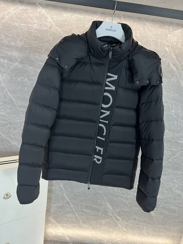Moncler 24Fw's latest Black Warrior short down jacket, with a removable hood, is