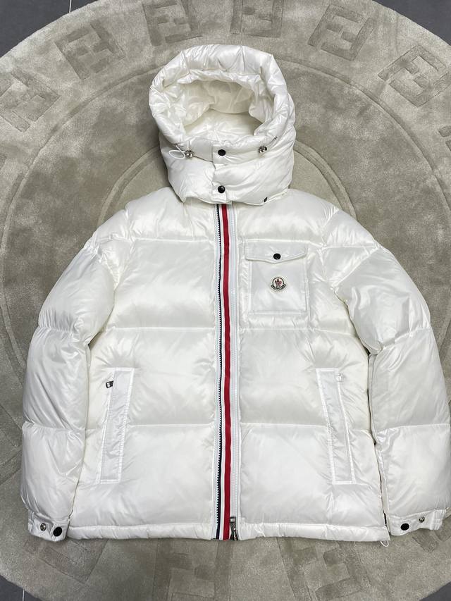 Black Moncler rainbow stripe double zipper, top-level version comes with a hand