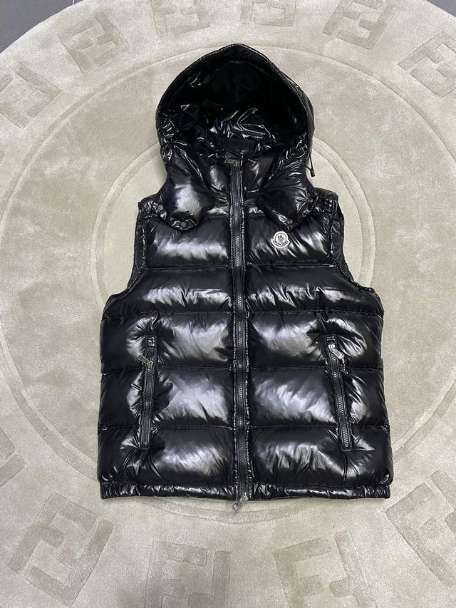 Moncler Moncler couple's high-version hooded down vest is a super popular item,
