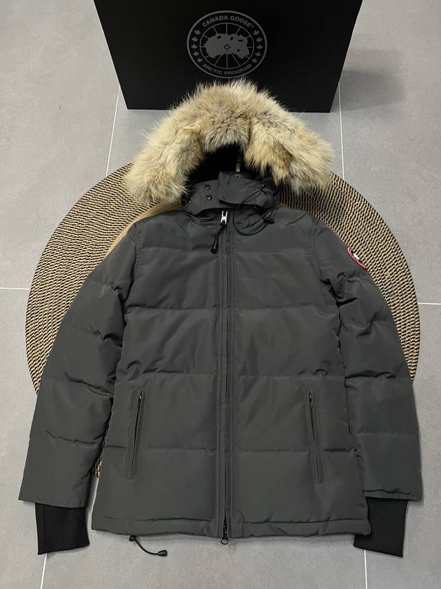 Gray Canada Gooes 04 Women's Model. Arctic and Antarctic expeditions, among othe