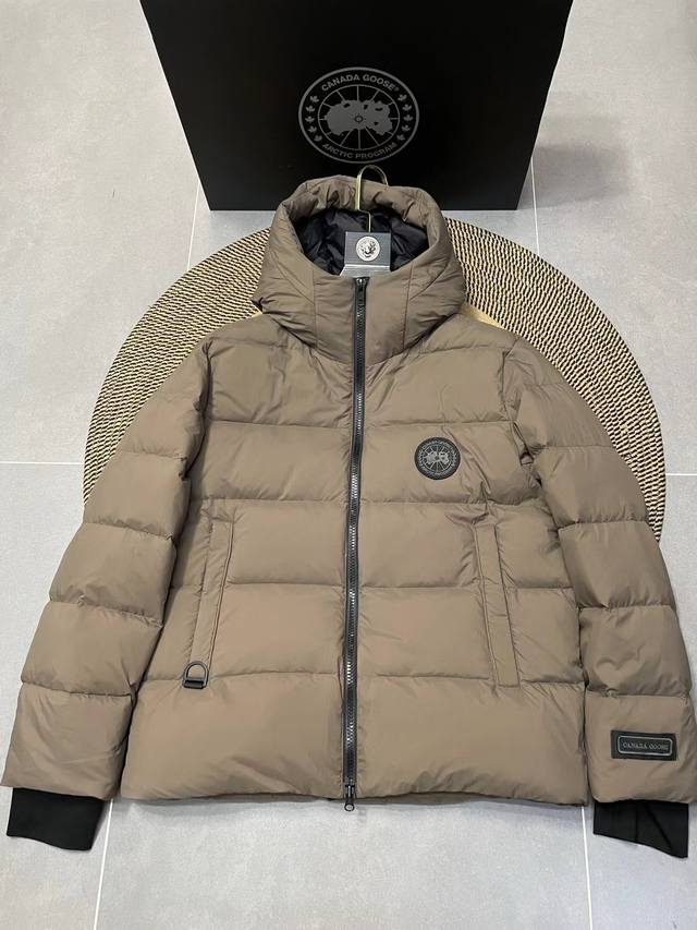 Ouyang Nana's second-generation Canad Goose Black Label down jacket is a must-ha