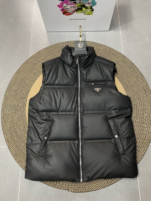 Prada White Goose Down Vest A blockbuster item The most expensive down jacket of