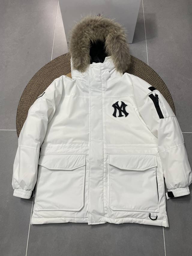 High-quality, premium goose down workwear down jacket with fur collar. Premium
