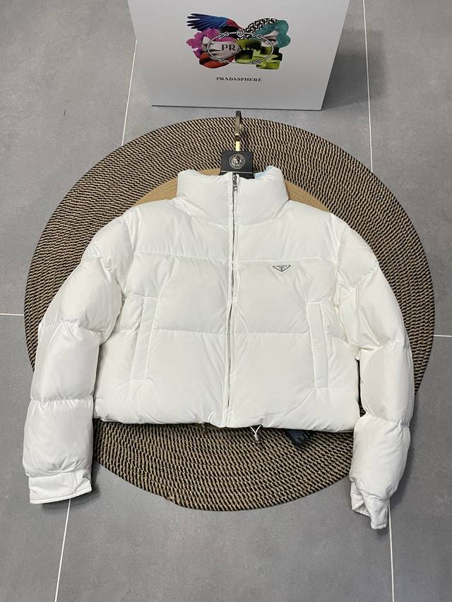 New triangle-label short down jacket DDD. This jacket features a boxy silhouett