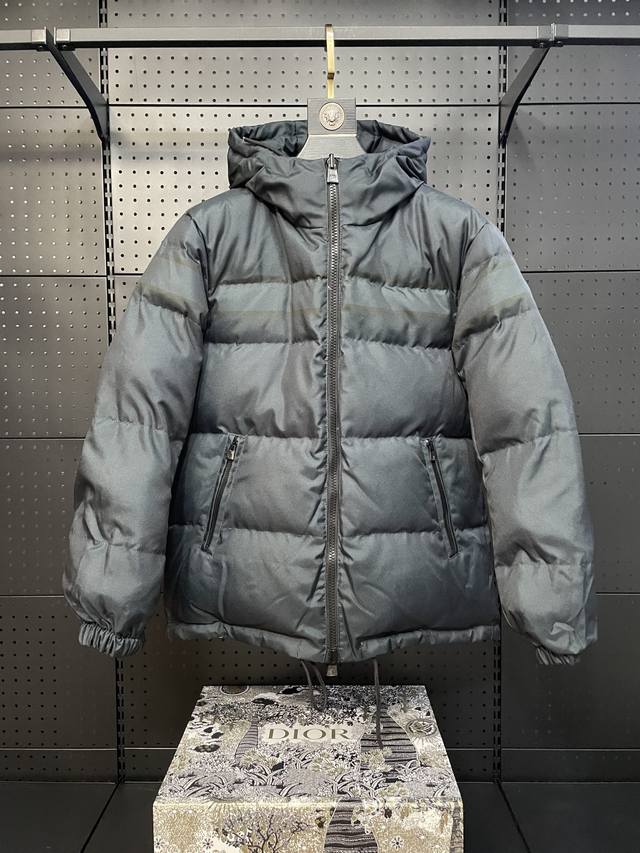 Reverse Dior's classic winter reversible down jacket. This year's trendy all-ove
