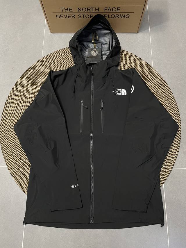 Black A top-tier replica of The North Face's top outdoor line, the Summit series