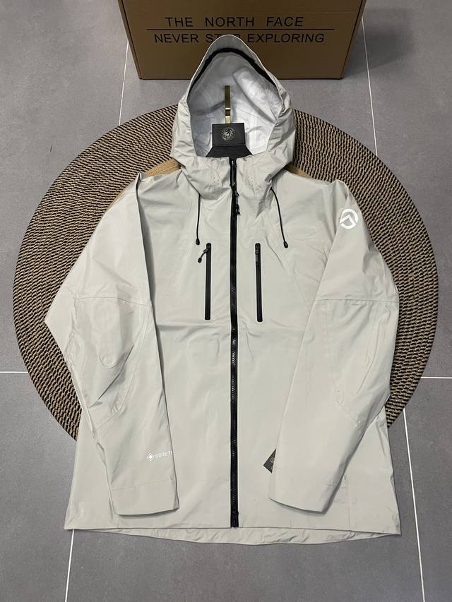 Ivory White A top-tier replica of The North Face's top outdoor line, the Summit