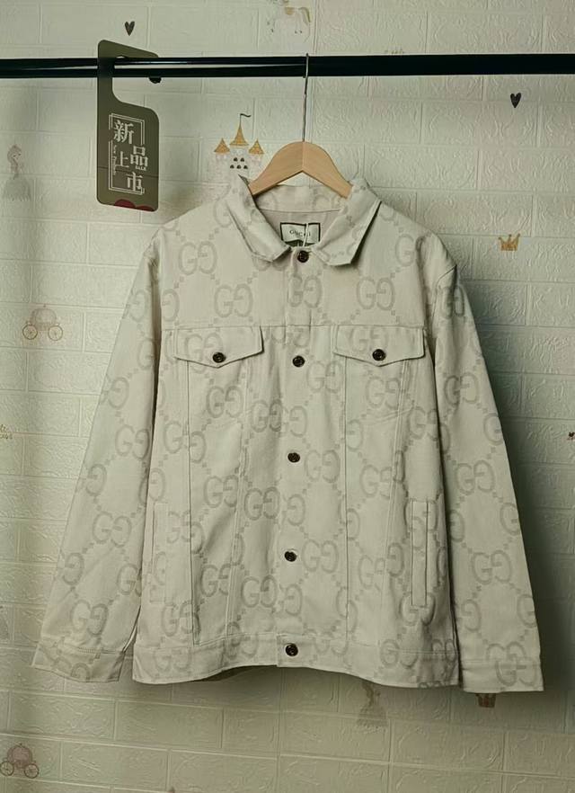 Gucci Gg off-white jacquard denim jacket features a full-logo jacquard lapel den