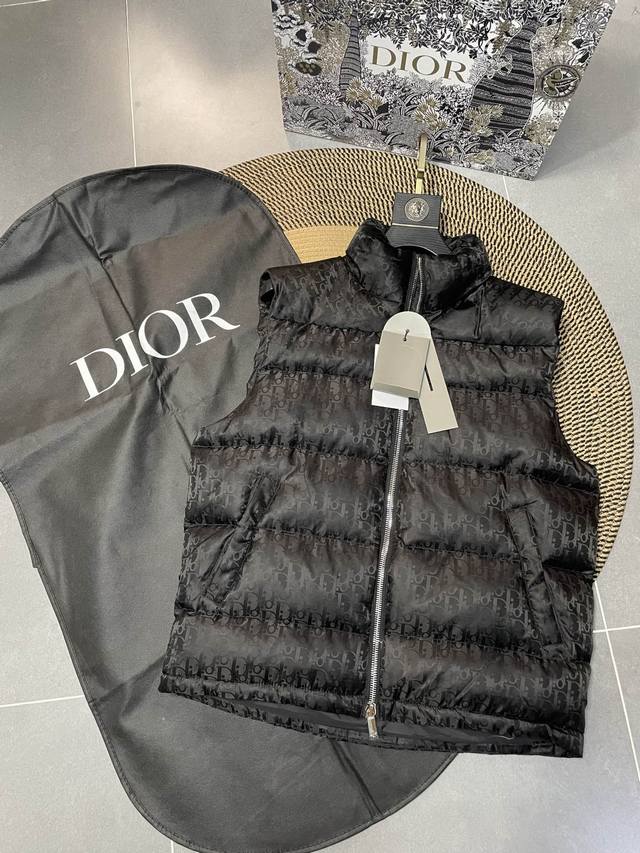 Black Dior 23Ss winter new style, all-over CD print, hidden floral down vest. Ne