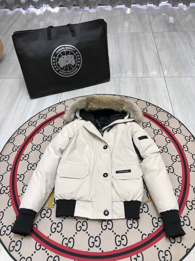 02#Canada Goose natural Siberian coyote fur collar. Its delicate yet firm feel e
