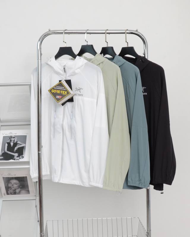 The latest Arc'teryx sun protection jacket, a must-have for summer! Certified S